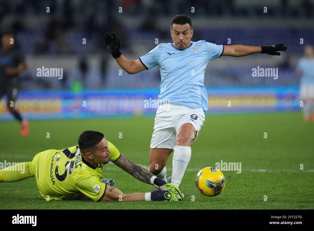 Roma, Italia. 5 dicembre, 2024. Elia Caprile portiere del Napoli commette un fallo su Pedro Rodriguez della Lazio durante la Coppa Italia, turno di 16 partite di calcio tra SS Lazio e SSC Napoli il 5 dicembre 2024 allo Stadio Olimpico di Roma. Crediti: Federico Proietti / Alamy Live News Foto Stock