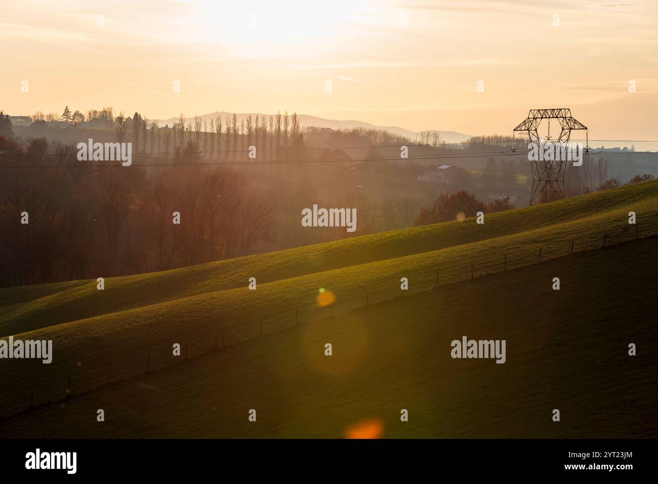 Pilone ad alta tensione nella campagna francese. 225 kV rete elettrica ad alta tensione al tramonto Foto Stock