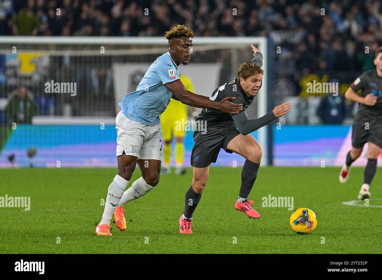 Roma, Italia. 5 dicembre 2024. Alessio Zerbin della SSC Napoli e Fisayo Dele-Bashiru del SS Laziogarono per il pallone durante la partita di Coppa Italia tra SS Lazio e SSC Napoli allo Stadio Olimpico il 5 dicembre 2024 a Roma. Crediti: Nicola Ianuale/Alamy Live News Foto Stock