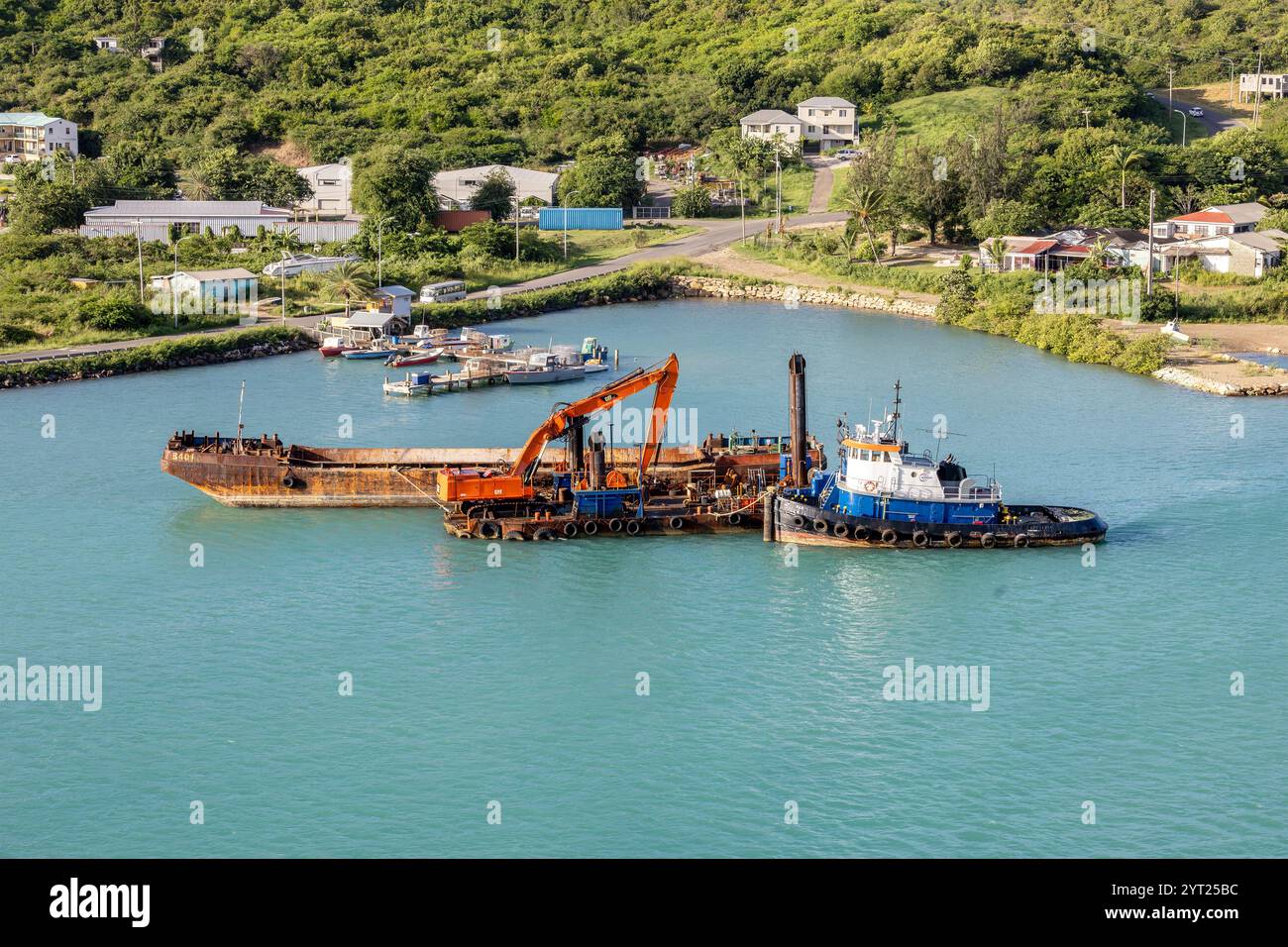 Attrezzatura per dragaggio montata su chiatta utilizzata per dragare il canale di spedizione principale verso St John's Antigua, Antigua e Barbuda Caribbean Island Foto Stock