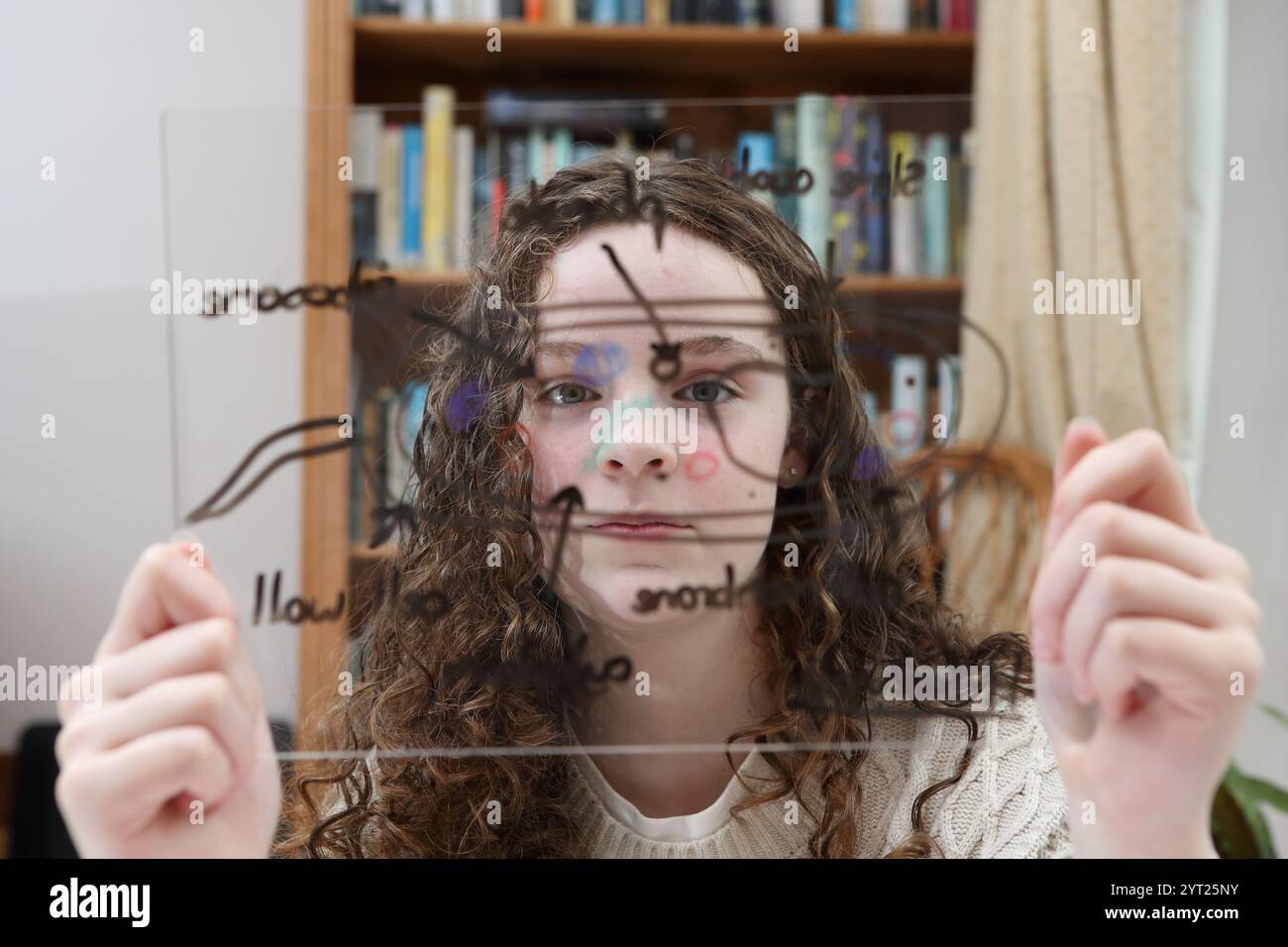 Adolescente che studia revisione della struttura cellulare biologia scientifica GCSE disegnando il diagramma della cellula sulla lavagna bianca Foto Stock