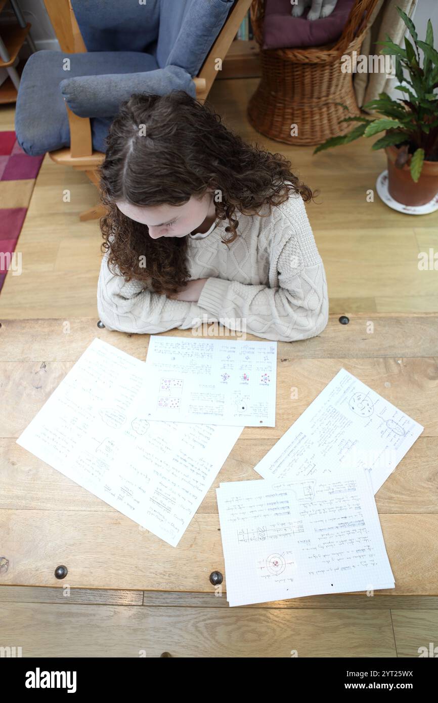 Adolescente che studia revisione della struttura cellulare biologia scientifica GCSE disegnando il diagramma della cellula sulla lavagna bianca Foto Stock