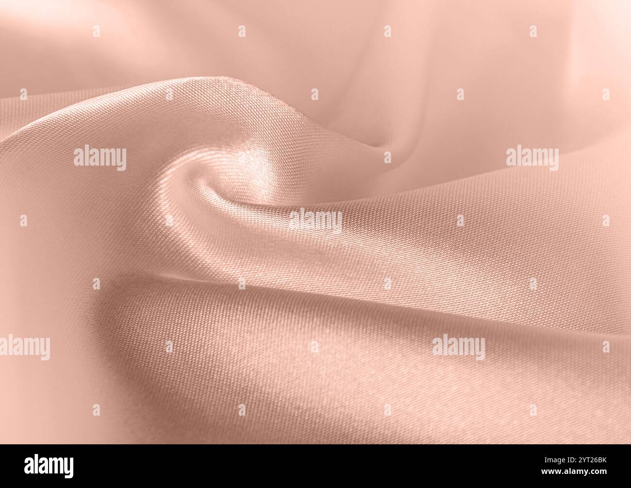 Pieghe di abiti di seta primo piano, Mocha Mousse Concept Color of Year 2025. Fondo lucido Mocha Mousse Seta con texture elegante e spazio di copia per t Foto Stock