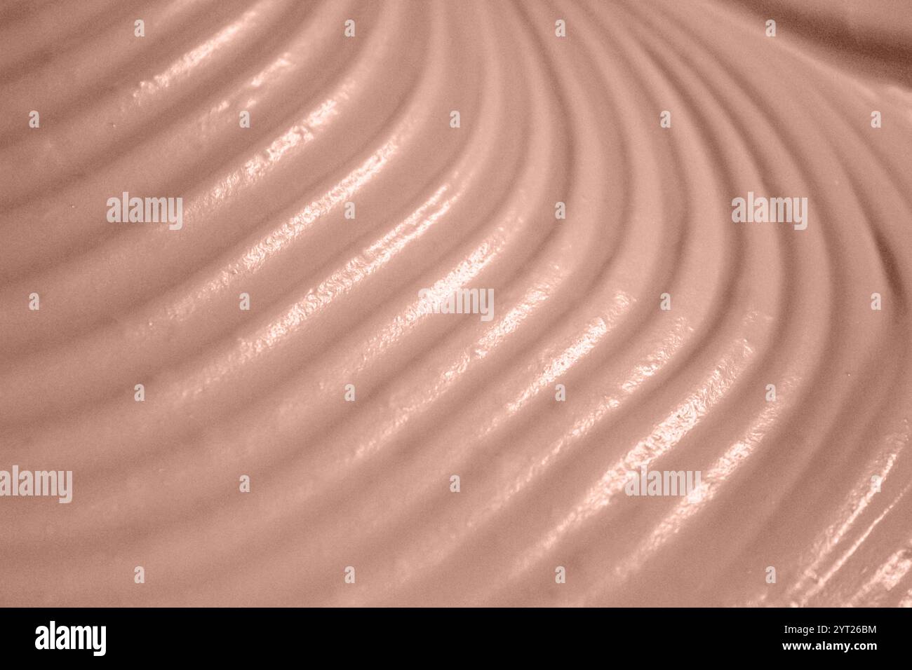 Sfondo crema Mocha Mousse. Mescolare la mousse miscelata. Prodotti cosmetici o lattiero-caseari. Vista dall'alto delle spirali per liquidi. Idromassaggio cremoso. Dessert alla vaniglia montato. Co Foto Stock