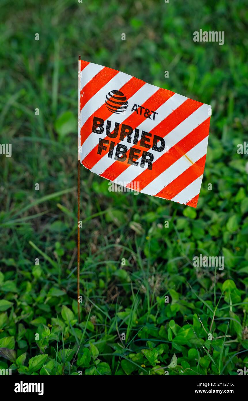 Theodore, Alabama, USA - 30 novembre 2024: Una bandiera segna il punto in cui il cavo in fibra ottica AT&T è sepolto a Theodore, Alabama. Foto Stock