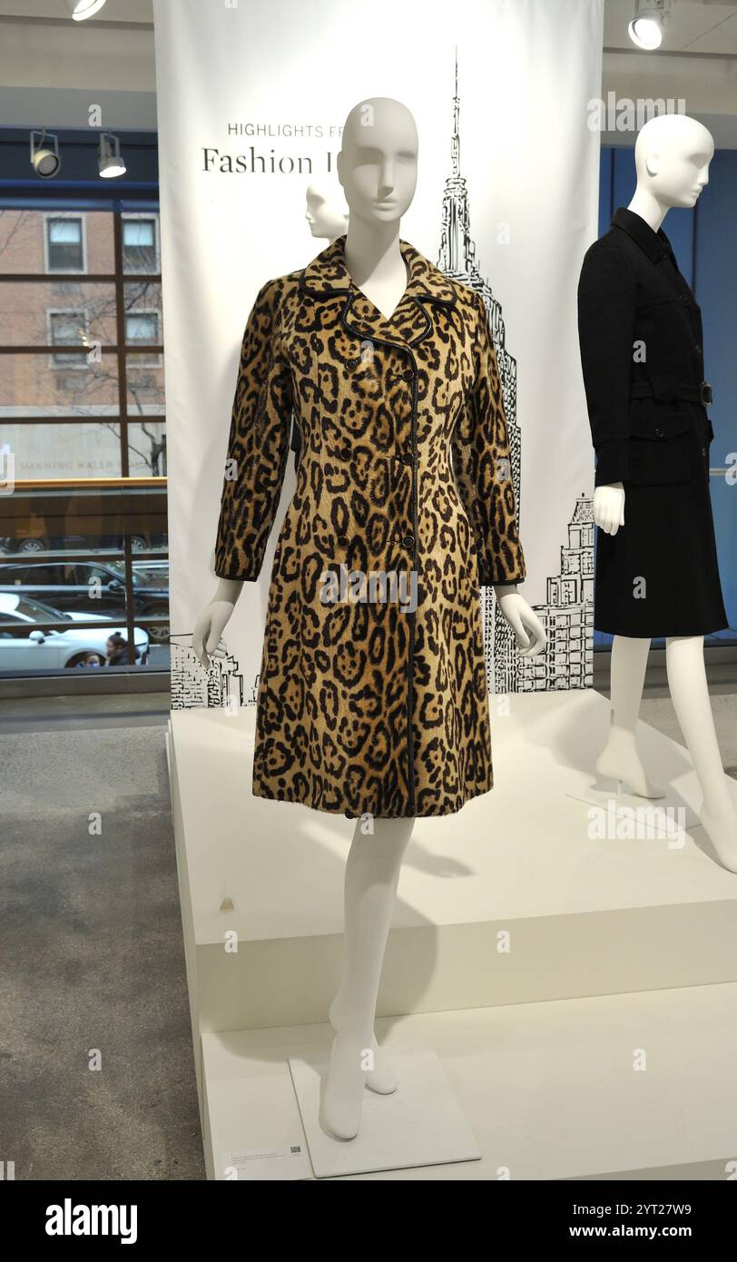 New York, Stati Uniti. 5 dicembre 2024. Il cappotto doppio petto di Carolyn Bessette-Kennedy, c. 1969, asta stimata $20-30.000, in mostra al Sotheby's di New York, NY il 5 dicembre 2024. (Foto di Stephen Smith/SIPA USA) credito: SIPA USA/Alamy Live News Foto Stock