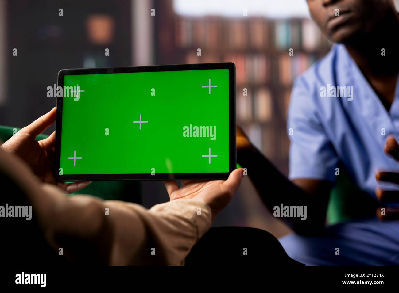 Infermiera afroamericana che si apre in una sessione di consulenza, il terapeuta utilizza un display con schermo verde. Assistente chirurgo che soffre di disturbo da stress post traumatico, perdita del paziente. Foto Stock