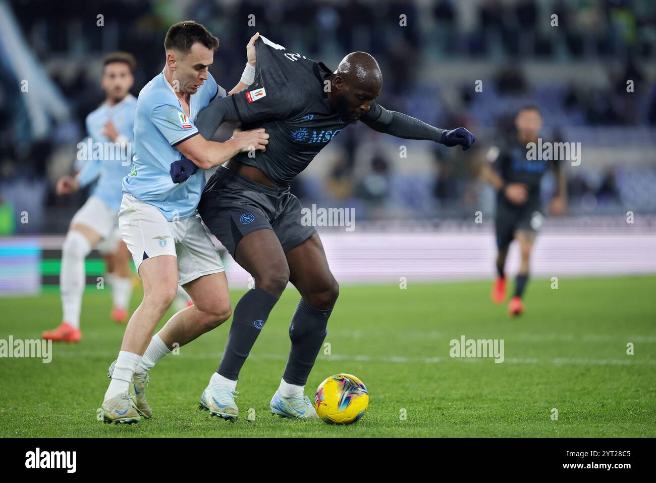 Roma, Italia. 5 dicembre, 2024. Patric della Lazio si batte per il pallone con Romelu Lukaku del Napoli durante la Coppa Italia, turno di 16 partite di calcio tra SS Lazio e SSC Napoli il 5 dicembre 2024 allo Stadio Olimpico di Roma. Crediti: Federico Proietti / Alamy Live News Foto Stock