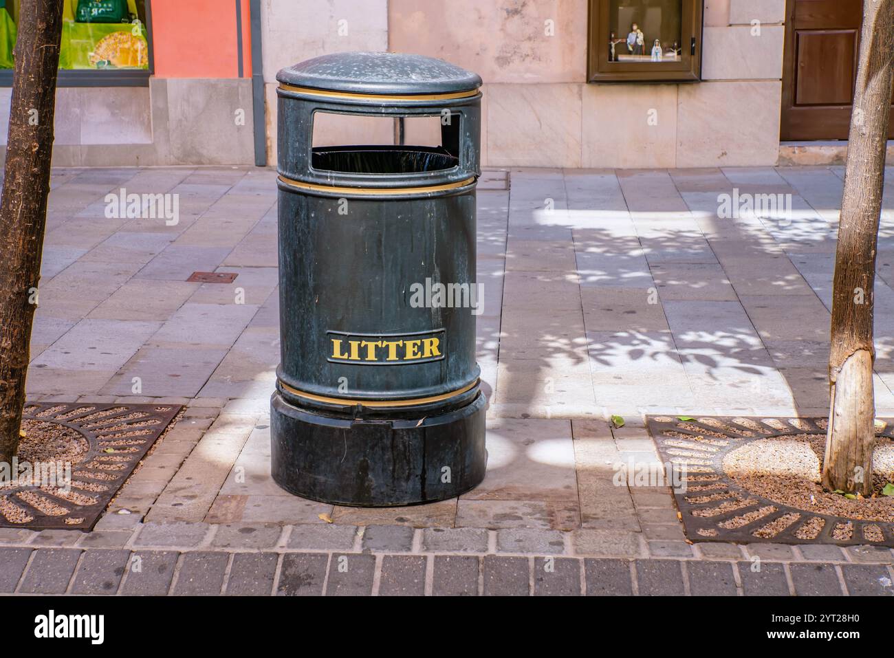 Il cestino pubblico si trova sul marciapiede della città, incoraggiando lo smaltimento responsabile dei rifiuti e mantenendo la pulizia urbana Foto Stock