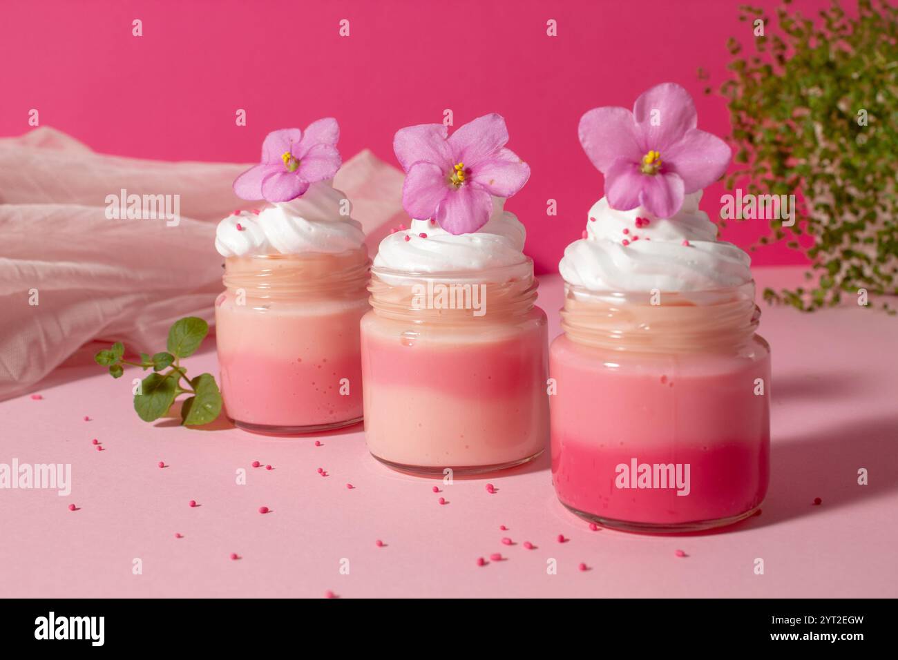 Panna rosa con panna montata e viola. Dolce cibo d'amore Foto Stock