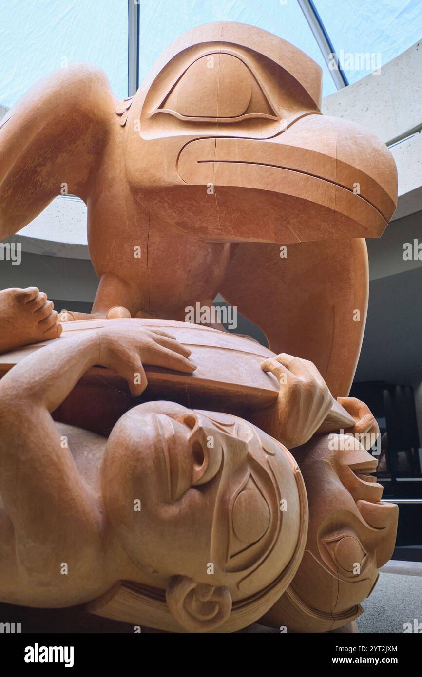 The Raven and the First Man, una scultura circolare scolpita in legno di Bill Reid. Lotta e speranza. Al Museo di Antropologia dell'UBC a Vancouver, Canada Foto Stock