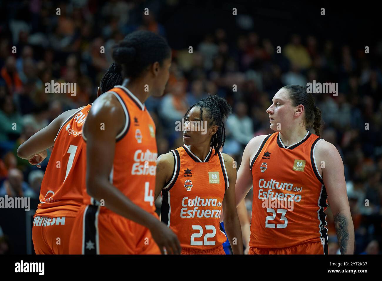 Valencia, Spagna. 5 dicembre 2024. Yvonne Turner di Valencia basket visto durante la Liga Femenina Endesa Regular Season Round 10 tra Valencia Basket e Perfumerias Avenida a Pabellon Fuente de San Luis. Punteggio finale; Valencia Basket 81:93 Perfumerías avenida. (Foto di Vicente Vidal Fernandez/SOPA Images/Sipa USA) credito: SIPA USA/Alamy Live News Foto Stock