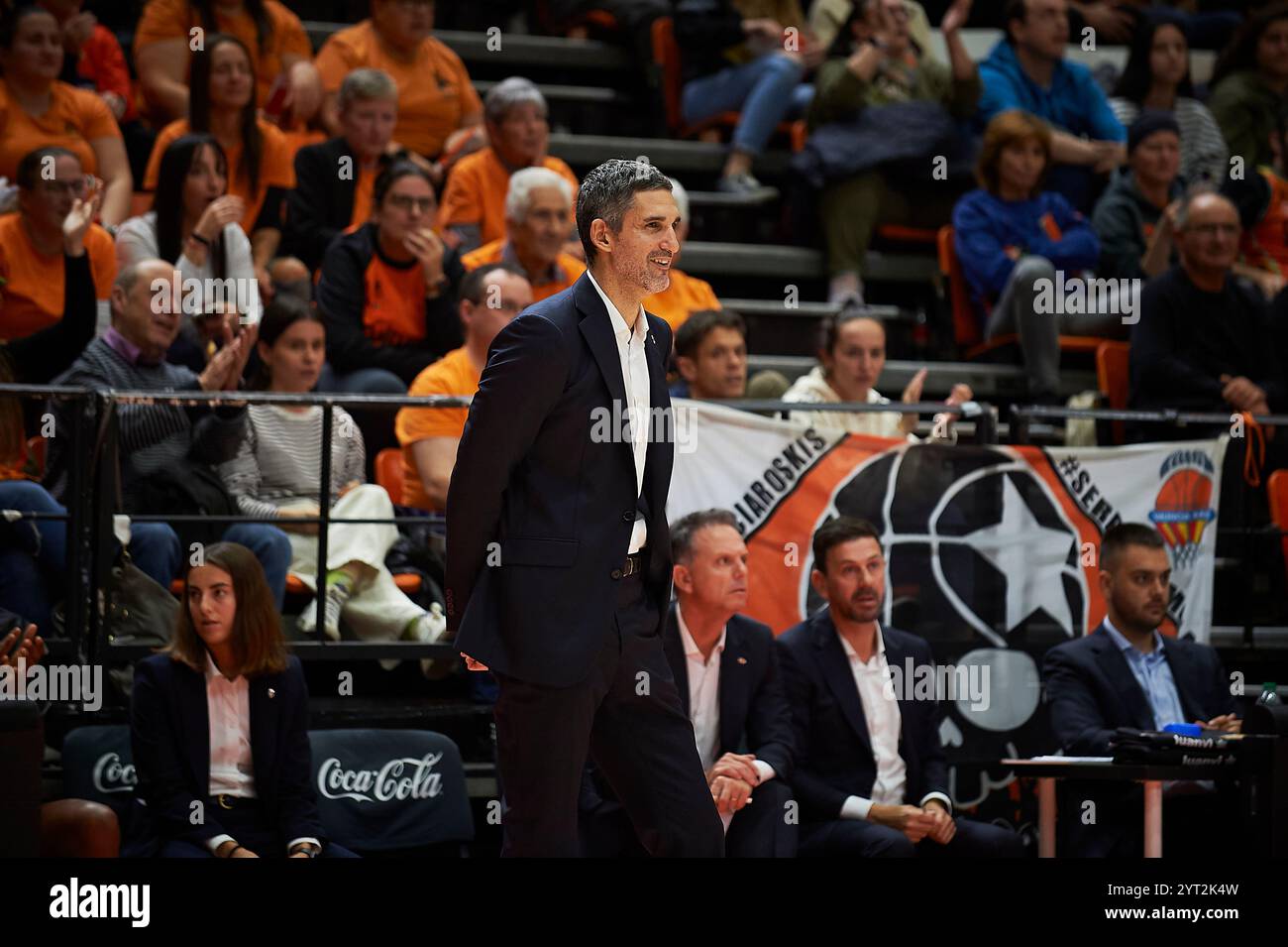 Valencia, Spagna. 5 dicembre 2024. Ruben Burgos allenatore del basket di Valencia visto durante la Liga Femenina Endesa Regular Season Round 10 tra Valencia Basket e Perfumerias Avenida a Pabellon Fuente de San Luis. Punteggio finale; Valencia Basket 81:93 Perfumerías avenida. (Foto di Vicente Vidal Fernandez/SOPA Images/Sipa USA) credito: SIPA USA/Alamy Live News Foto Stock