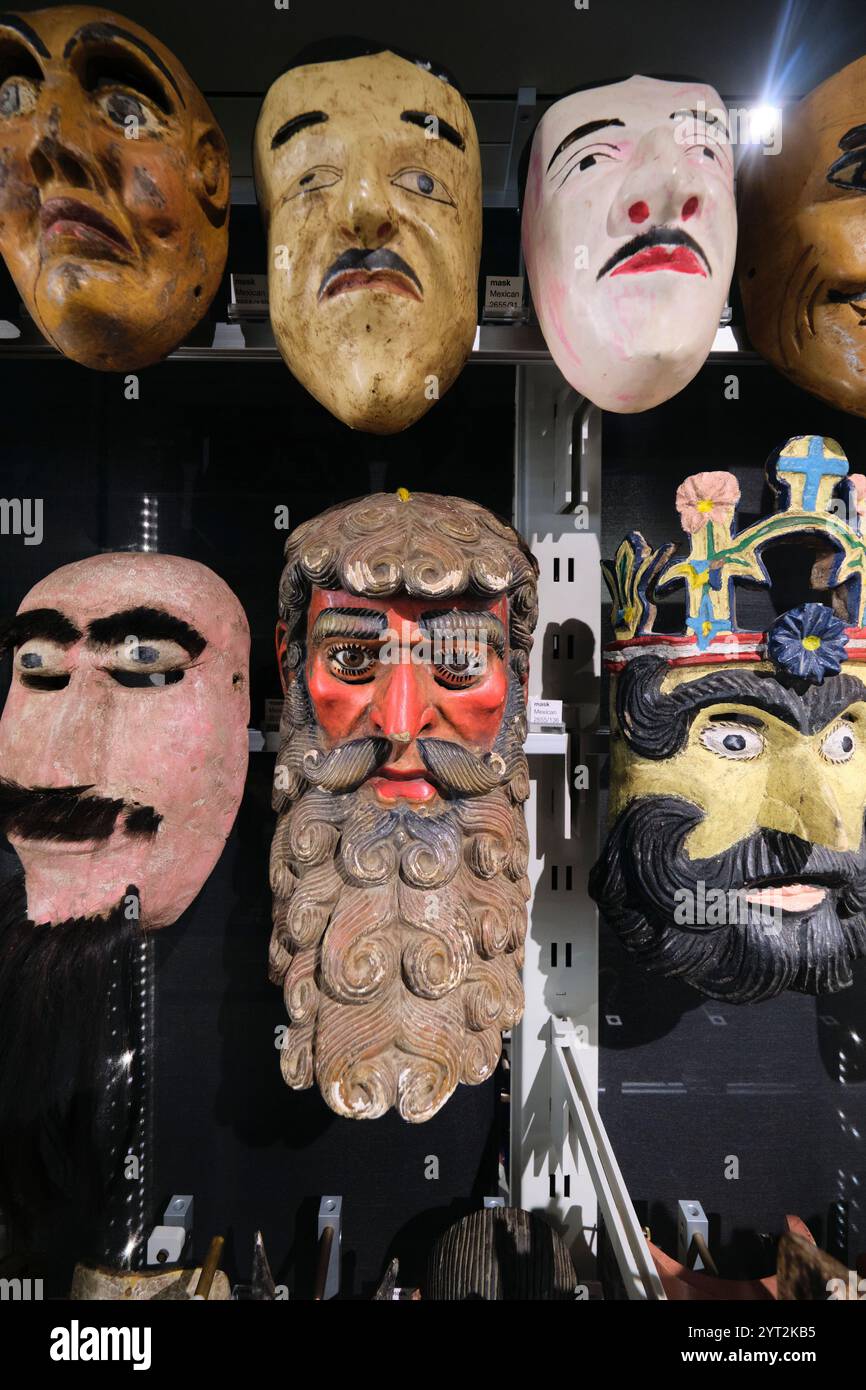 Una selezione di alcune delle maschere colorate, strane e festose intagliate in legno nella galleria latina del Vancouver Anthropology Museum in BC, Canada. Foto Stock