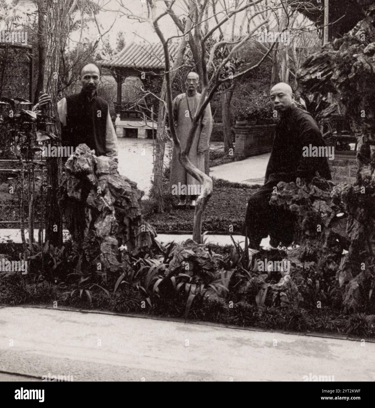 Funzionari governativi che coniano i cinquanta centesimi di dollari d'argento della Cina - Imperial Mint Gardens, Canton, Cina, 1900 Foto Stock