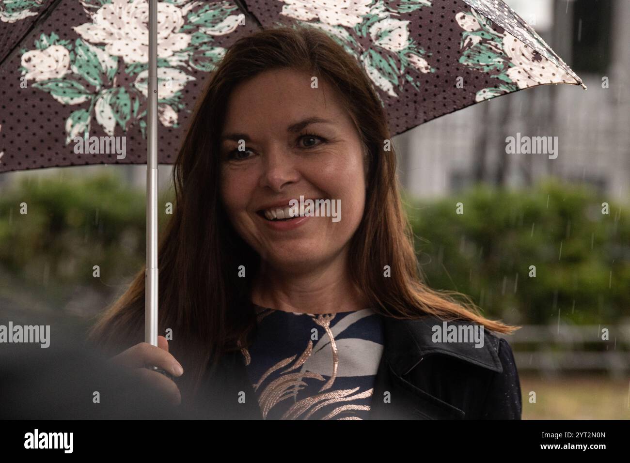 Louise Schack Elholm del Partito Liberale arriva a una funzione ecclesiastica nella Holmens Church. Folketinget celebra il 175° anniversario della prima costituzione danese. Inizia con una funzione ecclesiastica nella chiesa di Holmens seguita da una celebrazione ufficiale a Landstingssalen, Christiansborg. A entrambi gli eventi parteciperanno membri della famiglia reale, tra cui HM il re e la regina, membri del Folketinget e altri rappresentanti ufficiali. Foto Stock
