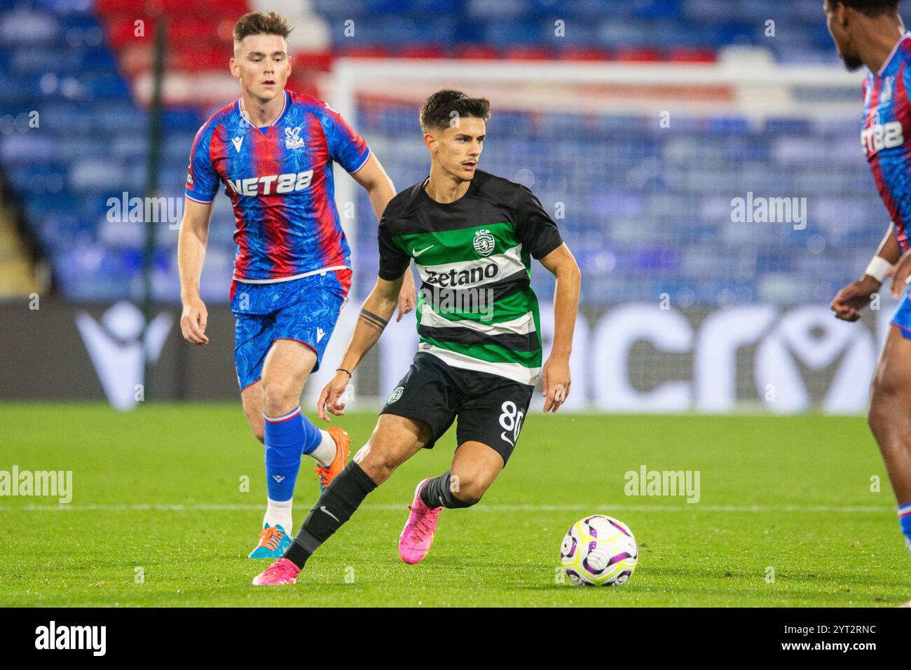 Luis Gomes dribbling con la palla in Crystal Palace U21 vs Sporting CP B 18/10/24 Foto Stock