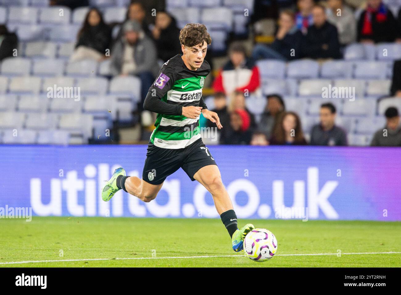 Mauro Couto che corre con il pallone in Crystal Palace U21 vs Sporting CP B 18/10/24 Foto Stock