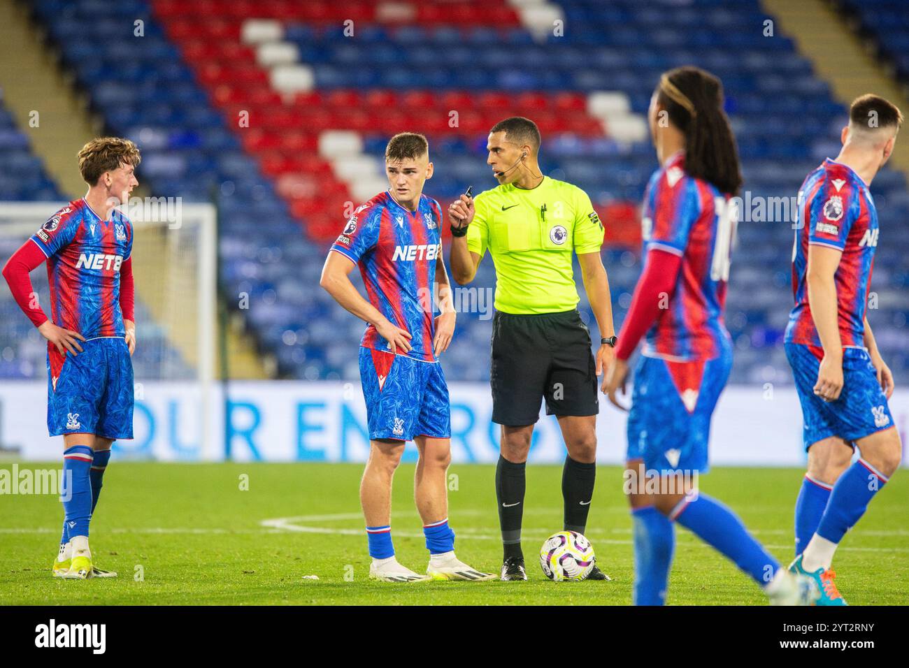 Justin Devenny parla con l'arbitro di Crystal Palace U21 vs Sporting CP B 18/10/24 Foto Stock