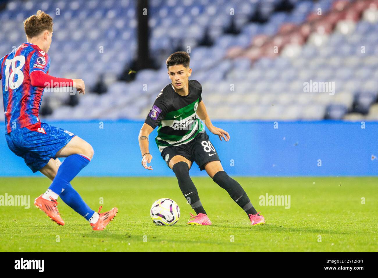 Luis Gomes passa il pallone in Crystal Palace U21 vs Sporting CP B 18/10/24 Foto Stock