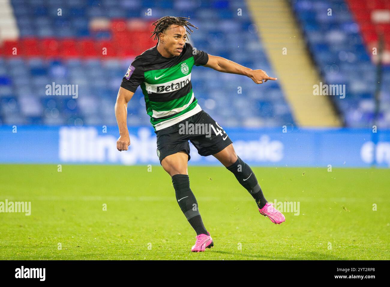 Leonardo Barroso che attraversa la palla al Crystal Palace U21 vs Sporting CP B 18/10/24 Foto Stock