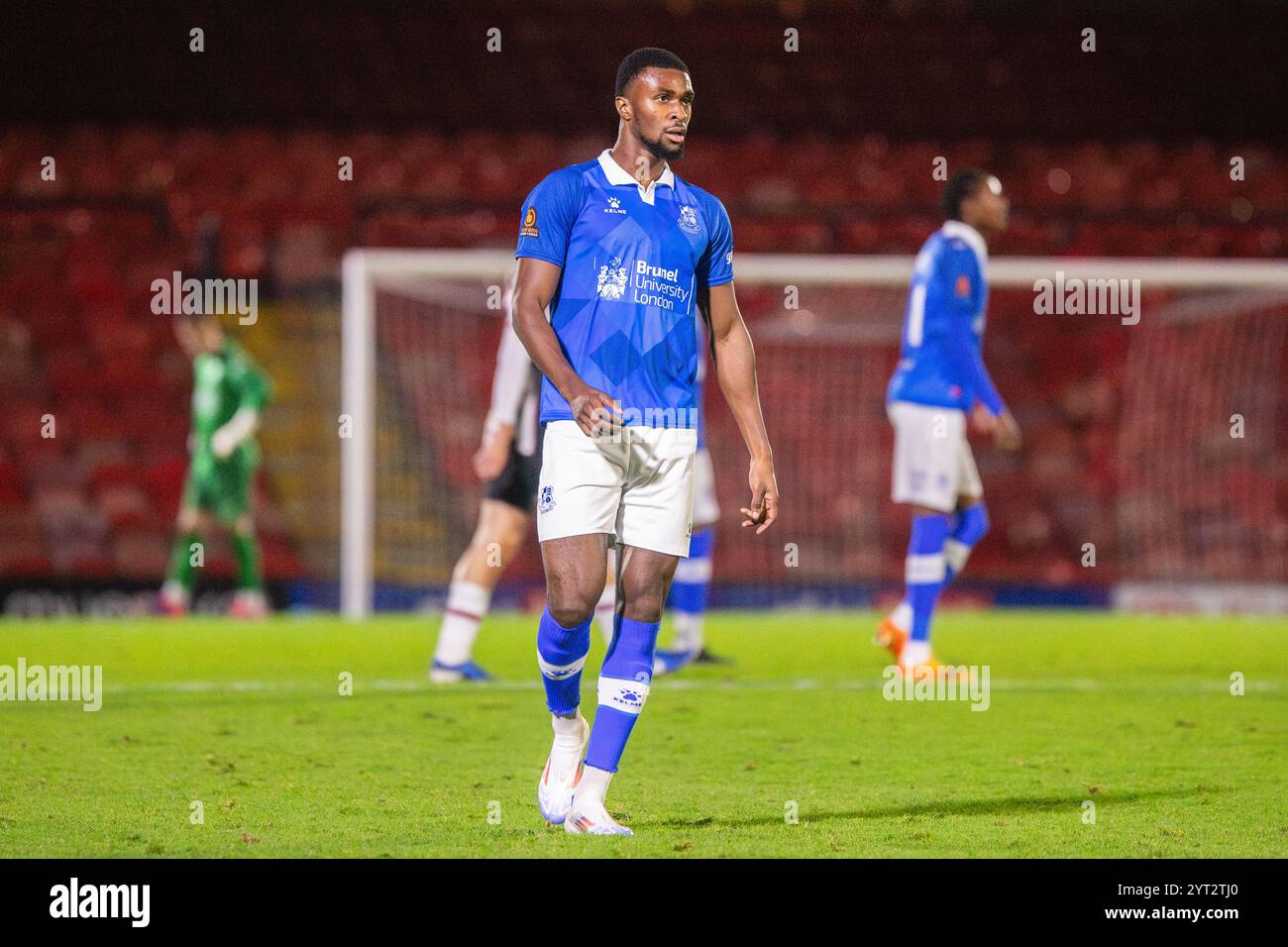 Sean Adarkwa guarda in fa Cup, Grimsby Town vs Wealdstone 02/11/24 Foto Stock