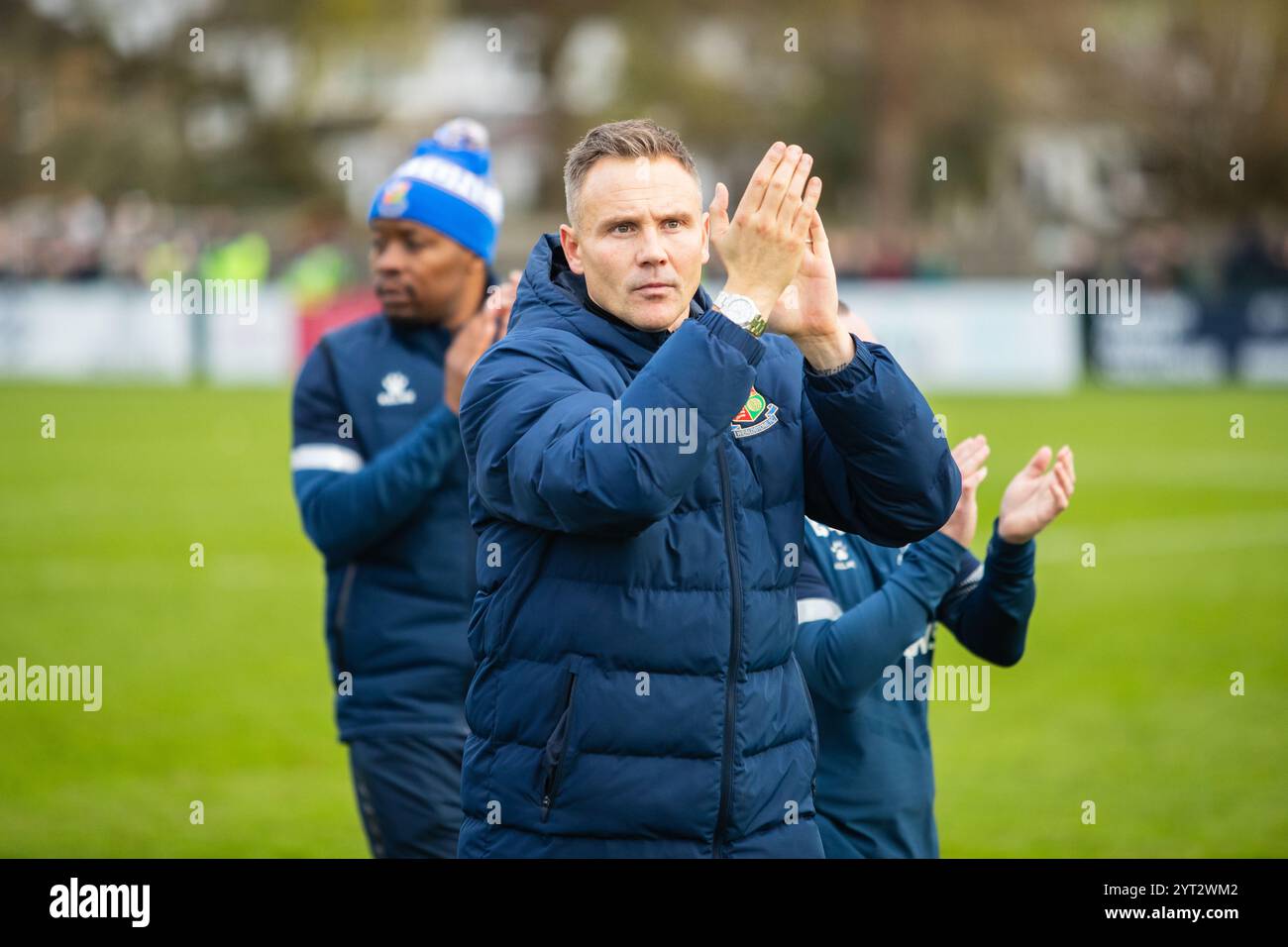 Matt Taylor batté i tifosi del Wealdstone FC dopo la partita di fa Cup tra Wealdstone FC e Wycombe Wanderers 30/11/24 Foto Stock