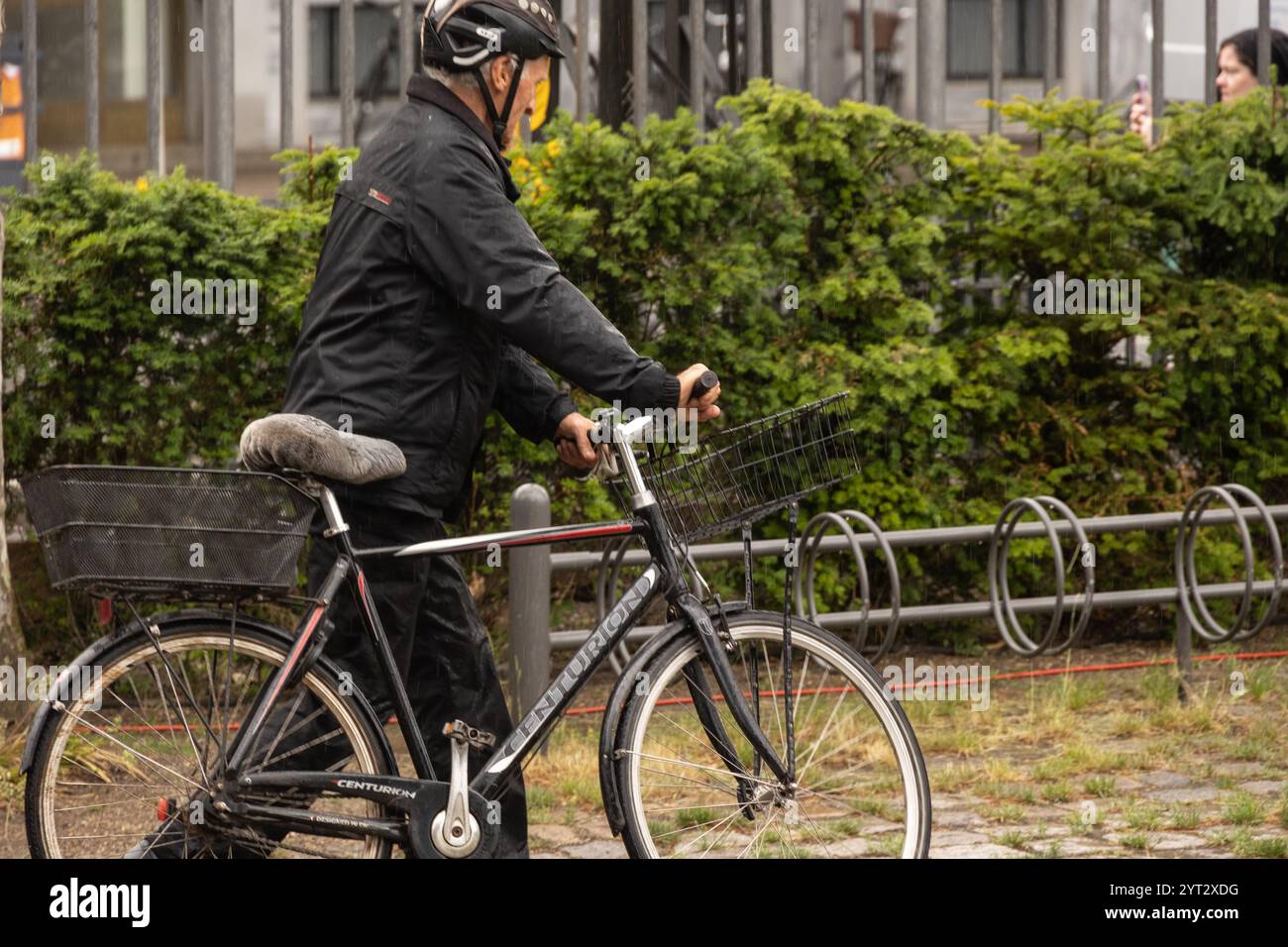 L'ex membro del Folketing Bertel Haarder del Partito Liberale arriva a una funzione ecclesiastica nella Holmens Church. Folketinget celebra il 175° anniversario della prima costituzione danese. Inizia con una funzione ecclesiastica nella chiesa di Holmens seguita da una celebrazione ufficiale a Landstingssalen, Christiansborg. A entrambi gli eventi parteciperanno membri della famiglia reale, tra cui HM il re e la regina, membri del Folketinget e altri rappresentanti ufficiali. (Foto di Kristian Tuxen Ladegaard Berg/SOPA Images/Sipa USA) Foto Stock