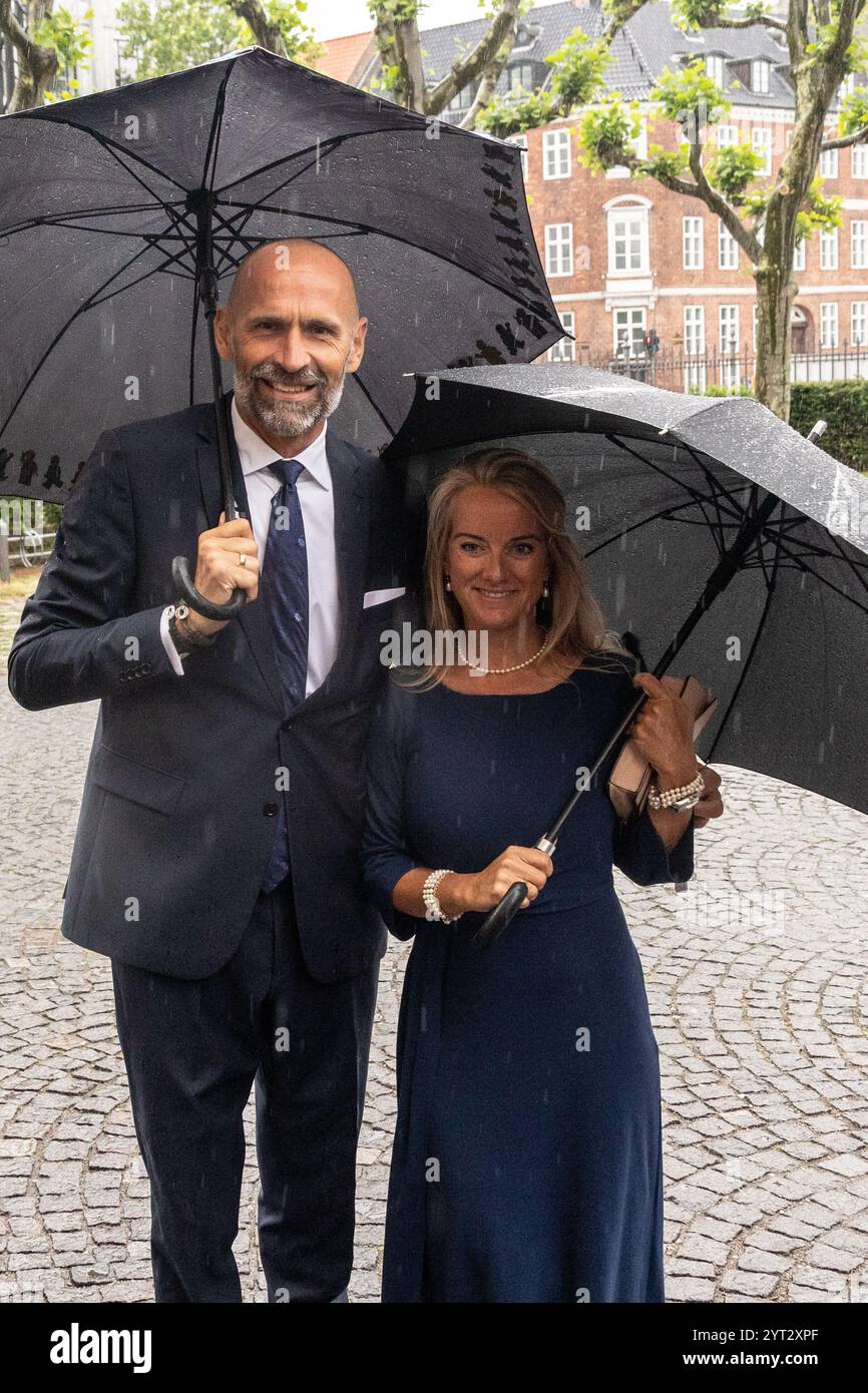 Pernille Vermund (R) dell'Alleanza Liberale con il marito Claus Bretton-Meyer (L) arriva a una chiesa di Holmens Church. Folketinget celebra il 175° anniversario della prima costituzione danese. Inizia con una funzione ecclesiastica nella chiesa di Holmens seguita da una celebrazione ufficiale a Landstingssalen, Christiansborg. A entrambi gli eventi parteciperanno membri della famiglia reale, tra cui HM il re e la regina, membri del Folketinget e altri rappresentanti ufficiali. (Foto di Kristian Tuxen Ladegaard Berg / SOPA Images/Sipa USA) Foto Stock
