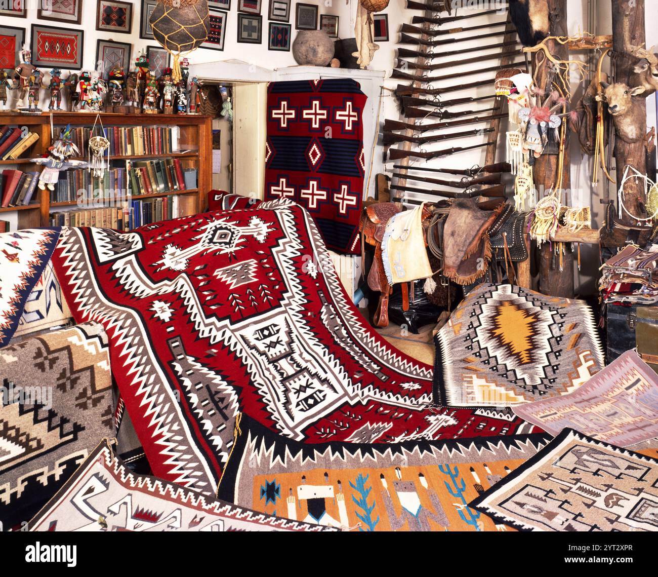La famosa sala dei tappeti dove gli artisti locali comprano e commerciano i loro prodotti. Hubbell Trading Post, Ganado, Arizona, Foto Stock