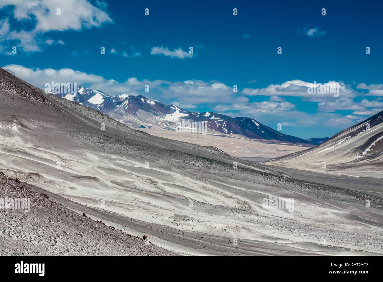 Ojos del Salado, il vulcano più alto della Terra, vetta della montagna nel deserto di Atacama in Cile. Paesaggio vulcanico montano in alto altipiano arido e asciutto Foto Stock