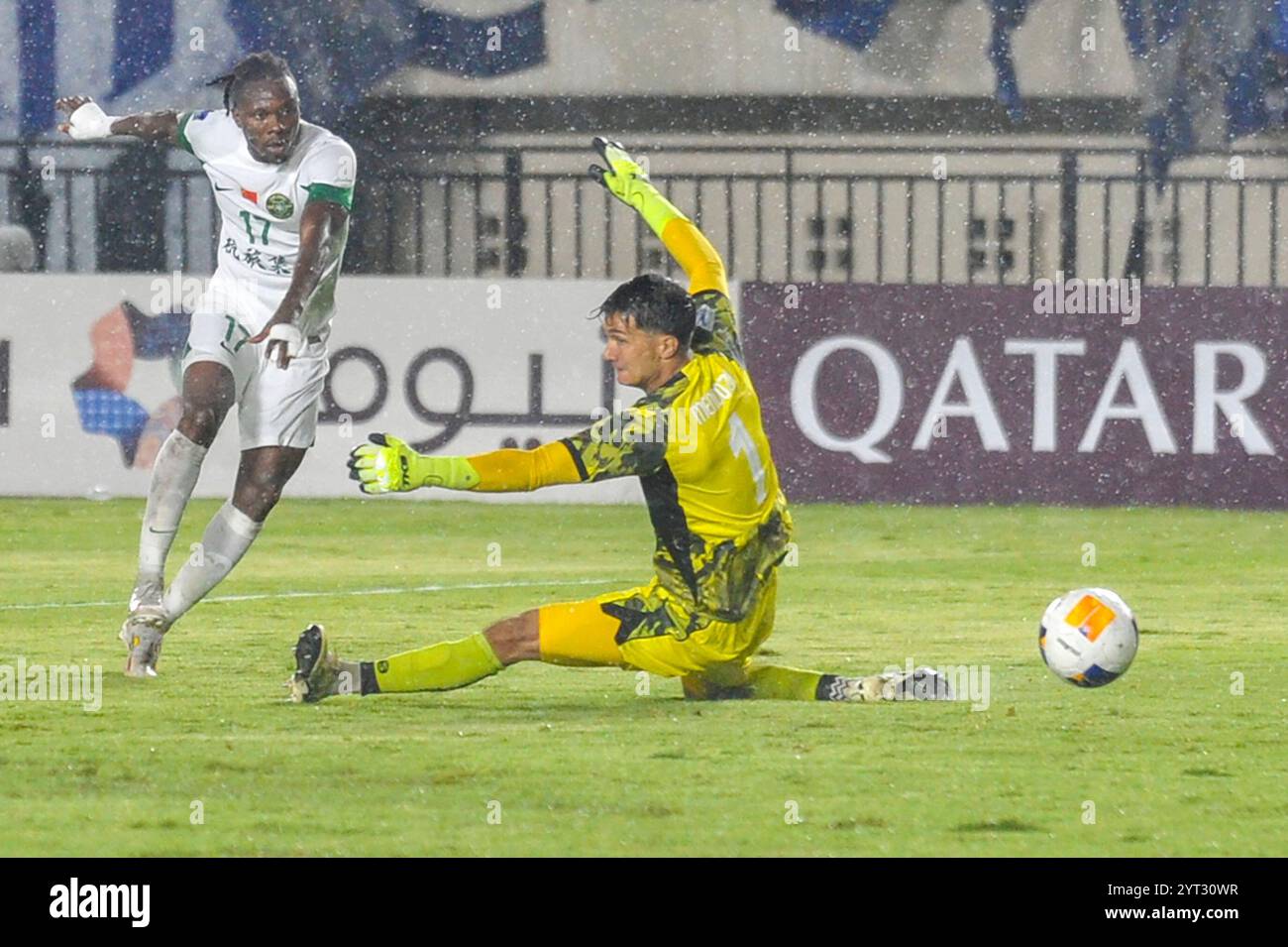 Bandung, Indonesia. 5 dicembre 2024. Jean Evrard Kouassi (L) dello Zhejiang FC vies con il portiere del Persib Bandung Kevin Ray Mendoza durante la partita di calcio del gruppo F della AFC Champions League due tra l'indonesiano Persib Bandung e il cinese Zhejiang FC a Bandung, Indonesia, il 5 dicembre 2024. Crediti: Septianjar Muharam/Xinhua/Alamy Live News Foto Stock