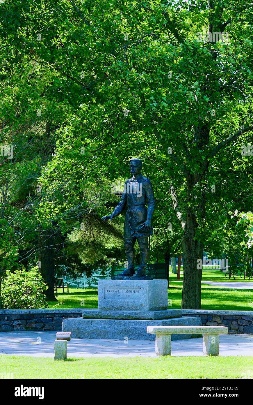 Una statua dell'eroe della Guerra civile e vincitore della Medal of Honor Joshua L. Chamberlain si trova sul terreno del Bowdoin College di Brunswick, Maine, Stati Uniti. Foto Stock
