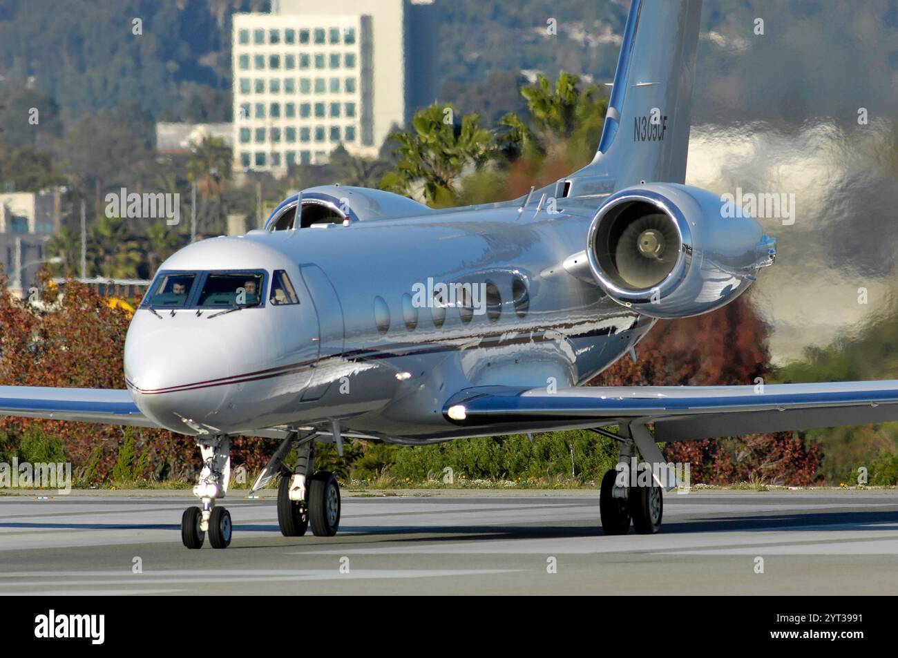 Santa Monica, California: Jet privato, elicottero, piccolo aereo in volo tutto il giorno, nel mezzo di Santa Monica. Foto Stock