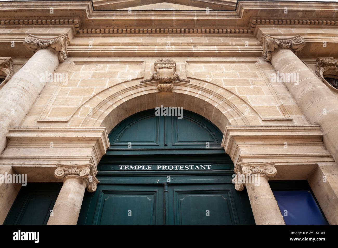 Facciata di una chiesa protestante francese a Bordeaux, (chiamata Temple Protestant in francese), appartenente a Eglise Reformee de France, chiesa riformata francese Foto Stock