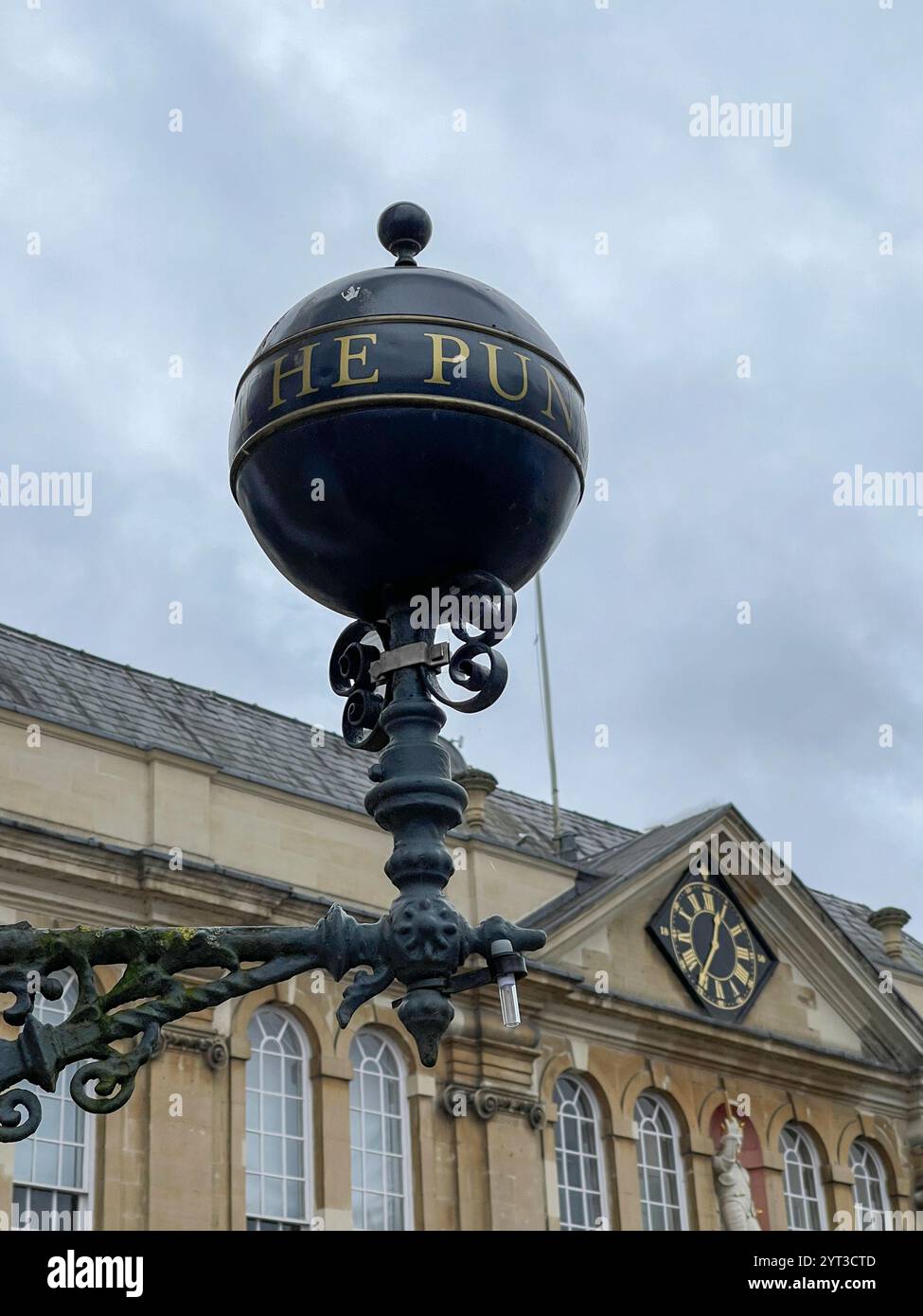 Vecchia insegna del globo per il Punch House Inn a Monmouth, Galles. REGNO UNITO - Immagine stock catturata con smartphone