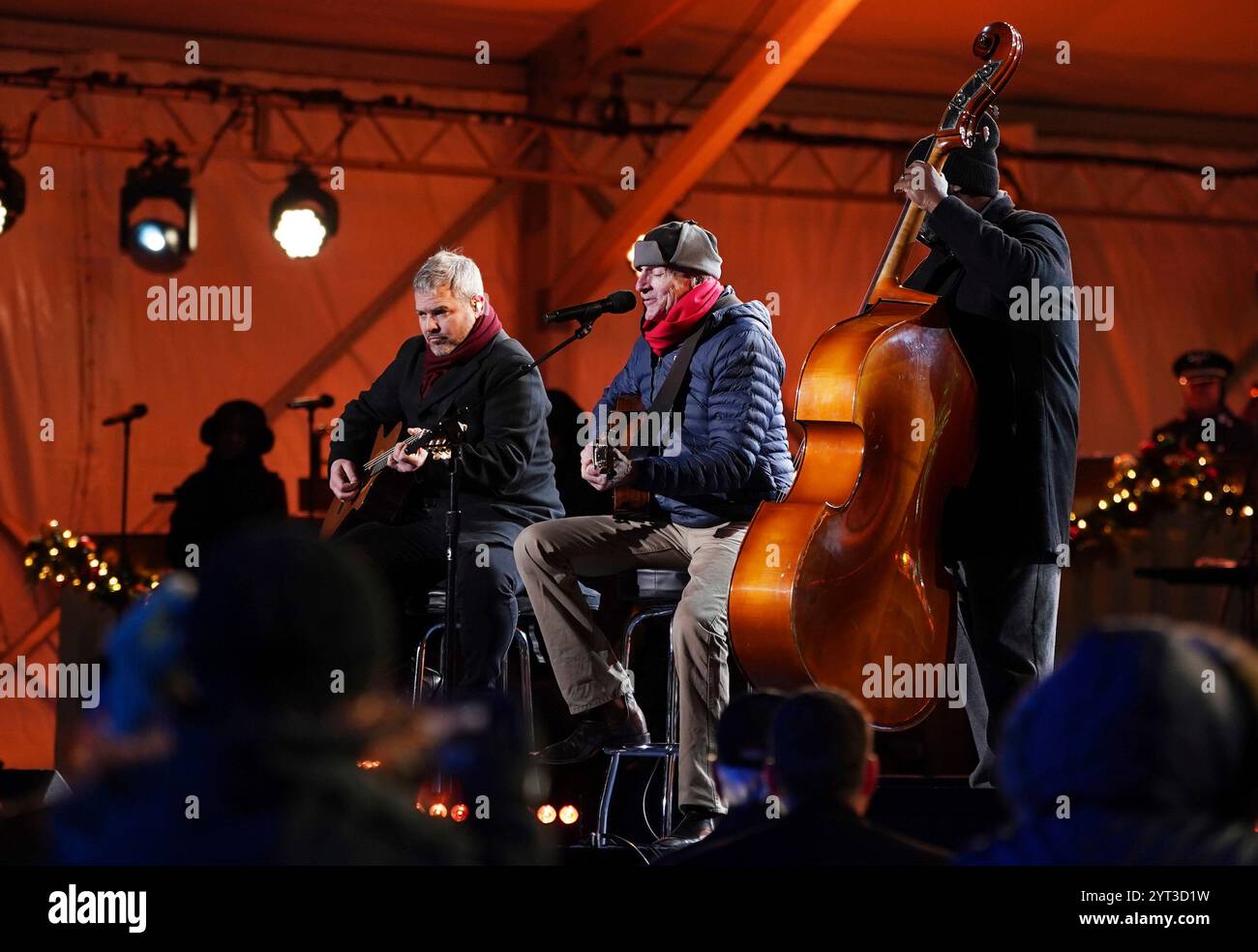 Virginia. 5 dicembre 2024. Il cantante James Taylor, Center, e la sua band si esibiscono alla 102a National Christmas Tree Lighting Ceremony on the Ellipse alla Casa Bianca e al President's Park di Washington, DC, giovedì 5 dicembre 2024. L'albero di quest'anno è un abete rosso di 35 piedi proveniente dalle foreste nazionali di George Washington e Jefferson in Virginia. Credito: Bonnie Cash/Pool tramite CNP/dpa/Alamy Live News Foto Stock