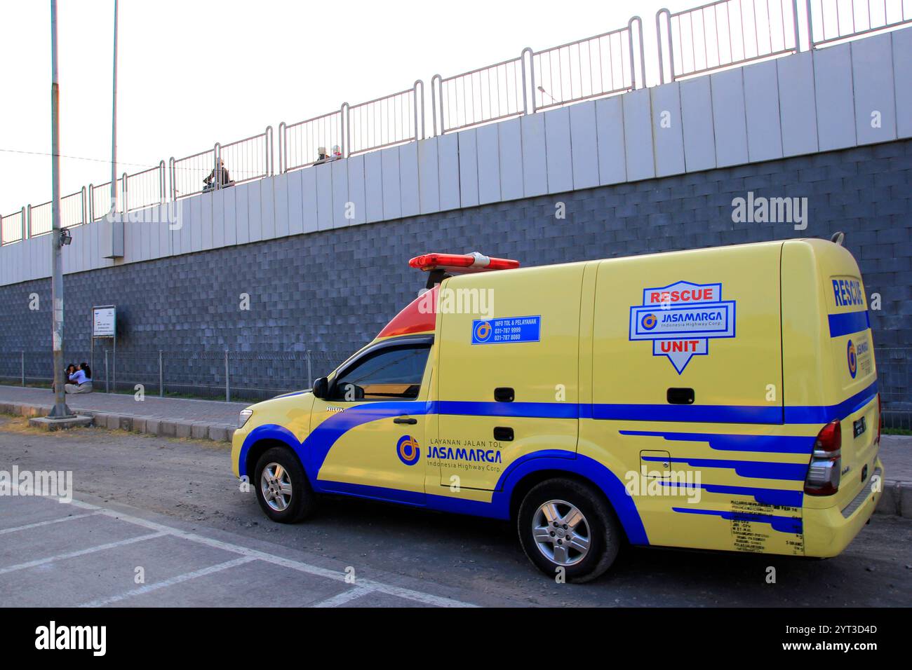 L'auto di soccorso Jasa Marga è in attesa sul lato della strada nell'area del ponte di Suramadu. Foto Stock