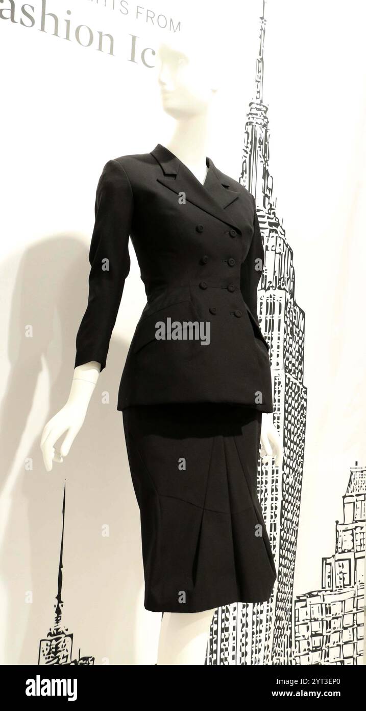 New York, New York, Stati Uniti. 5 dicembre 2024. Giacca a due petti Yohji Yamamoto Black Wool di Carolyn Bessette-Kennedy, 1997, stima $15.000, vista in anteprima presso la Fashion Icons per le vendite di lusso di Sotheby's New York Autunno 2024 che si sono svolte presso Sotheby's New York. (Credit Image: © Nancy Kaszerman/ZUMA Press Wire) SOLO PER USO EDITORIALE! Non per USO commerciale! Foto Stock