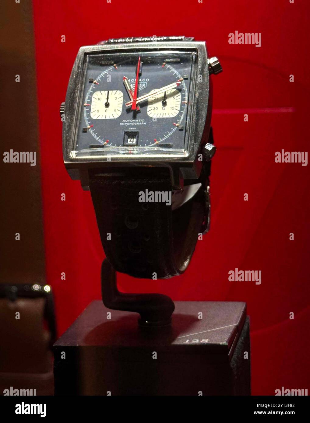 New York, New York, Stati Uniti. 5 dicembre 2024. Steve McQueen possedeva e proiettato in le Mans, intorno al 1969, Heuer Reference 1133B Monaco, raro orologio da polso cronografo quadrato automatico in acciaio inossidabile, stima $500.000 - $1.000.000, visto in mostra all'anteprima stampa di Important Watches per l'Autunno 2024 Sotheby's New York Luxury Sales tenutasi a Sotheby's New York. (Credit Image: © Nancy Kaszerman/ZUMA Press Wire) SOLO PER USO EDITORIALE! Non per USO commerciale! Foto Stock