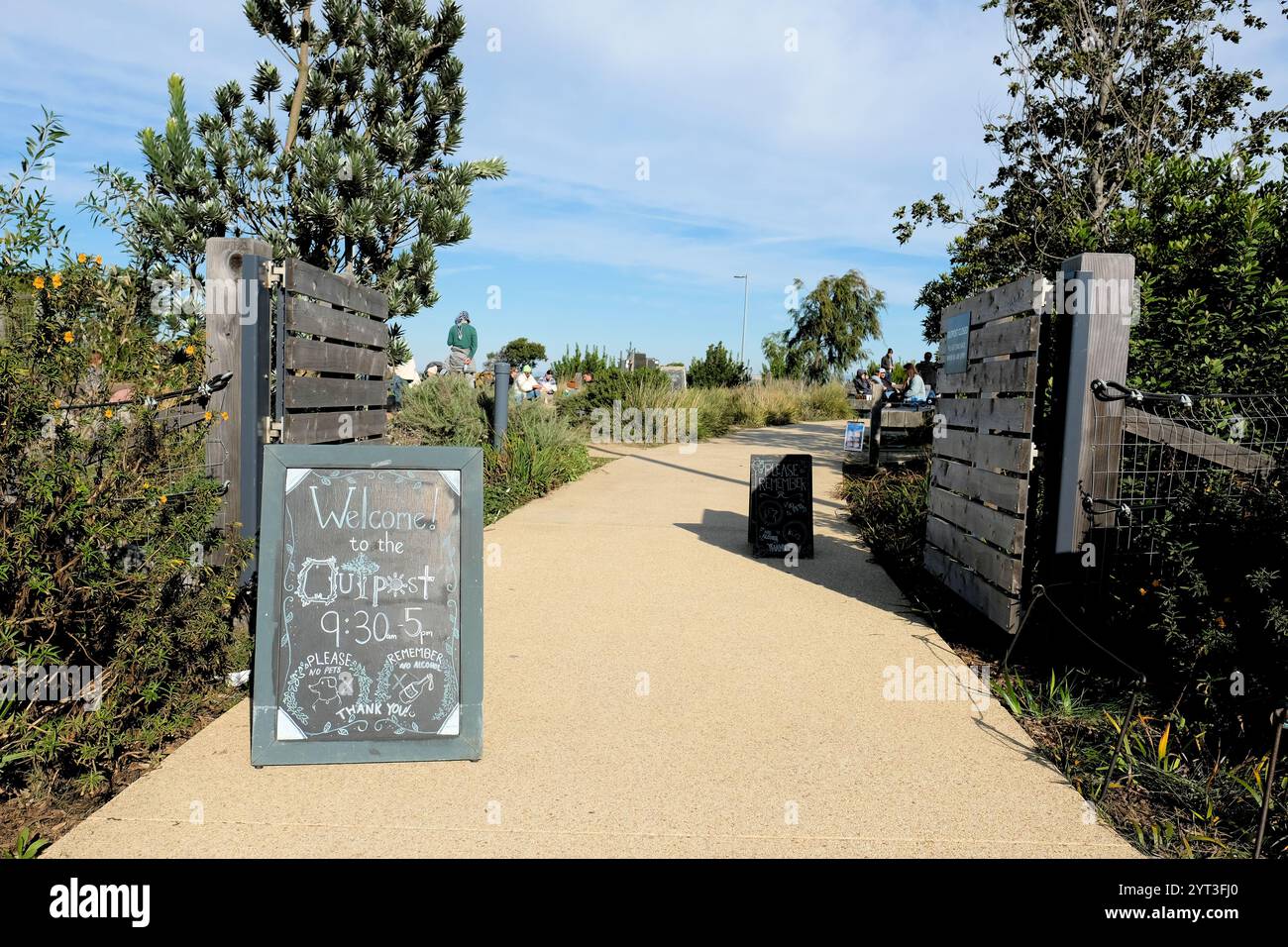 Insegna al Tunnel Tops Outpost Playground, un'area picnic e giochi con strutture creative e viste sul Golden Gate Bridge; insegna con gesso con orari e regole. Foto Stock