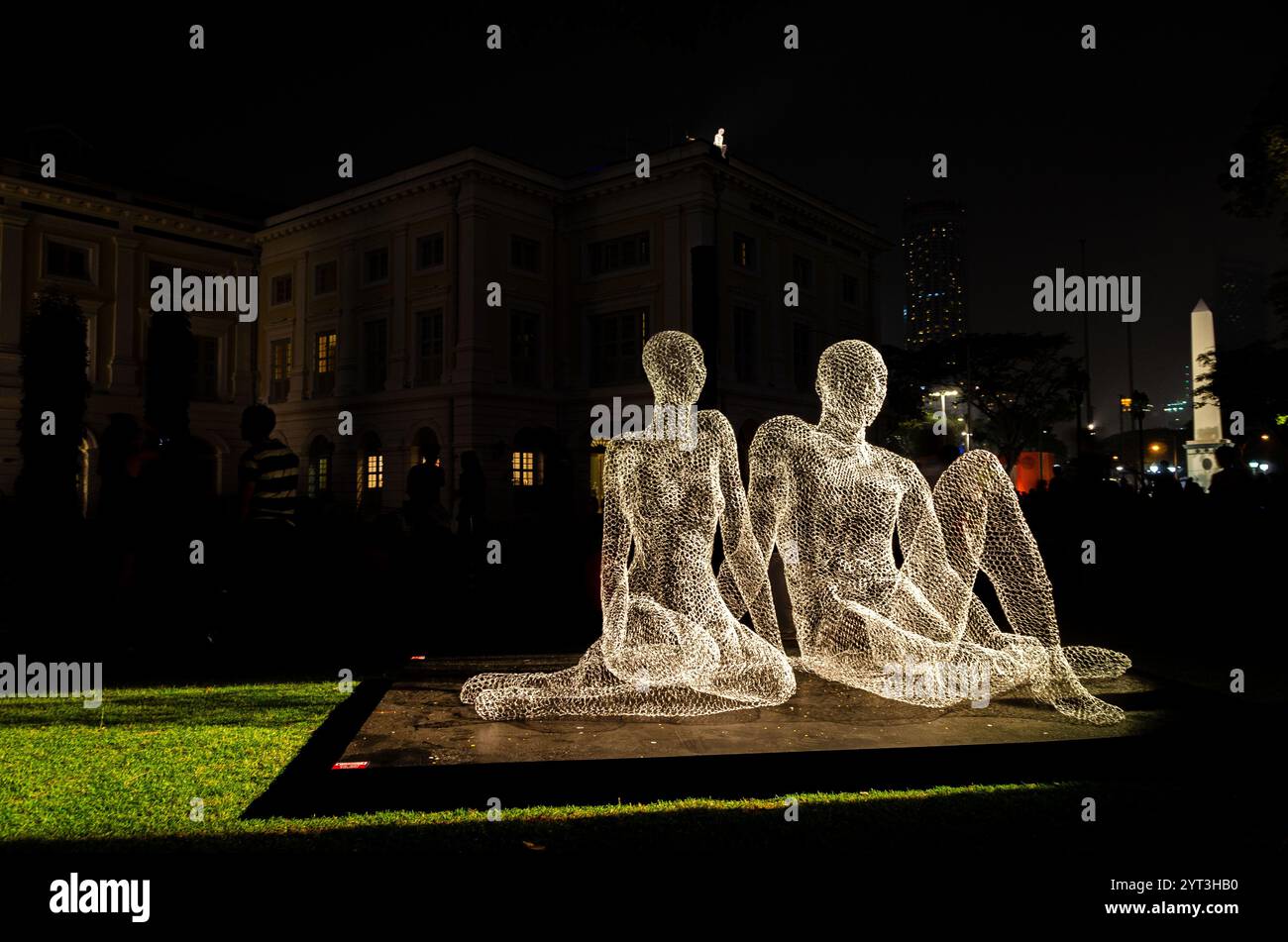 Les voyageurs in mostra durante le notti sul fiume Singapore 2015. Sculture di figure umane. Artista: Cedric le Borgne Foto Stock