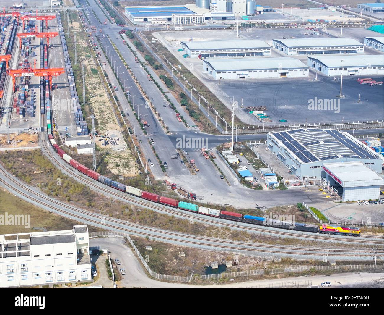 QINZHOU, CINA - 5 DICEMBRE 2024 - il treno X9578 Western Land-Sea New Channel con trasporto combinato via mare e via terra parte dalla ferrovia Containe di Qinzhou Foto Stock