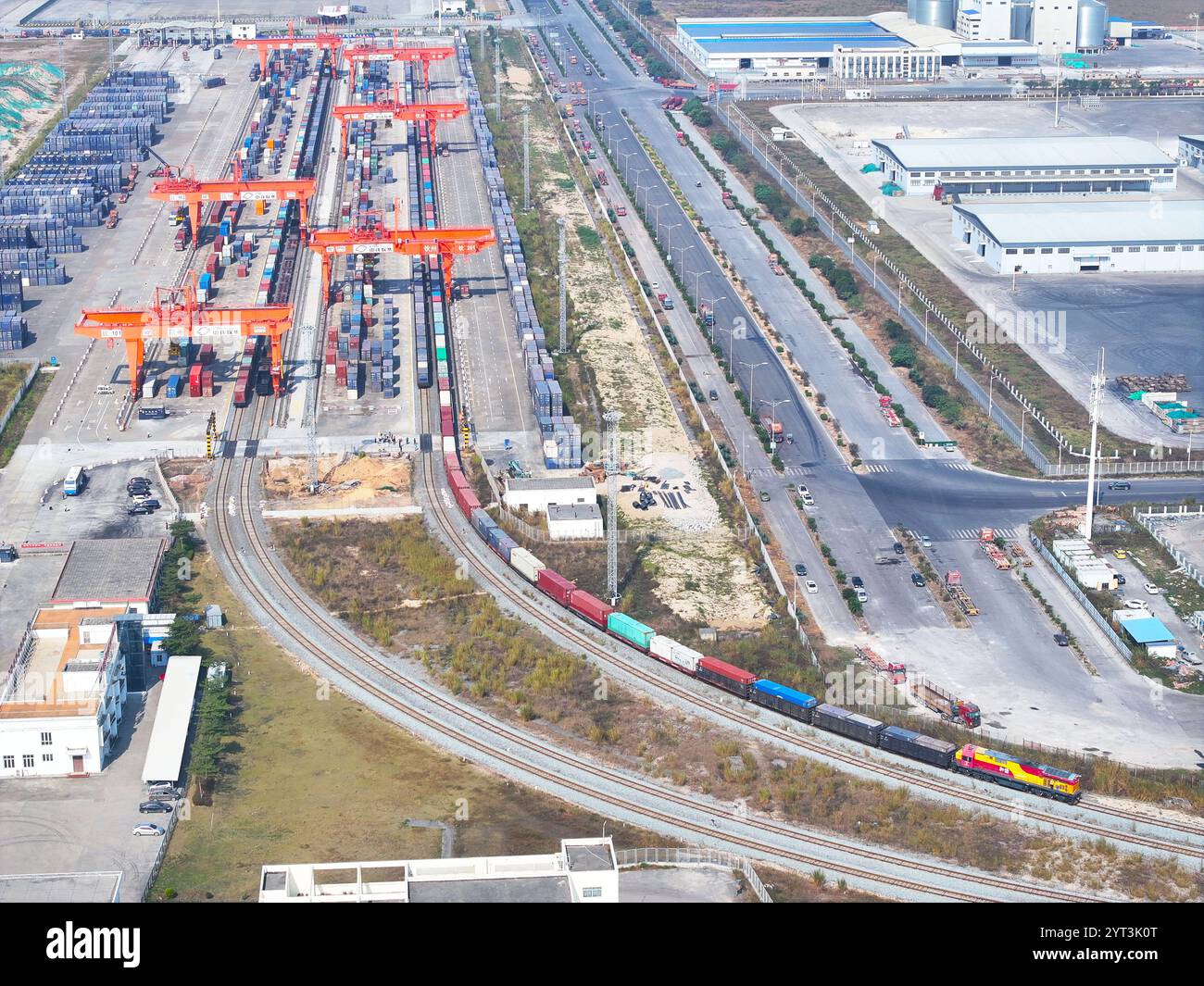 QINZHOU, CINA - 5 DICEMBRE 2024 - il treno X9578 Western Land-Sea New Channel con trasporto combinato via mare e via terra parte dalla ferrovia Containe di Qinzhou Foto Stock