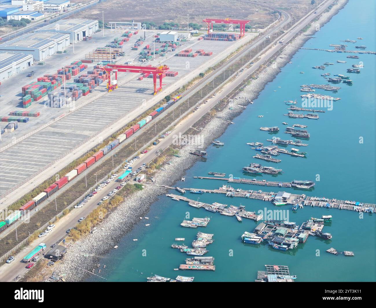 QINZHOU, CINA - 5 DICEMBRE 2024 - il treno X9578 Western Land-Sea New Channel con trasporto combinato via mare e via terra parte dalla ferrovia Containe di Qinzhou Foto Stock