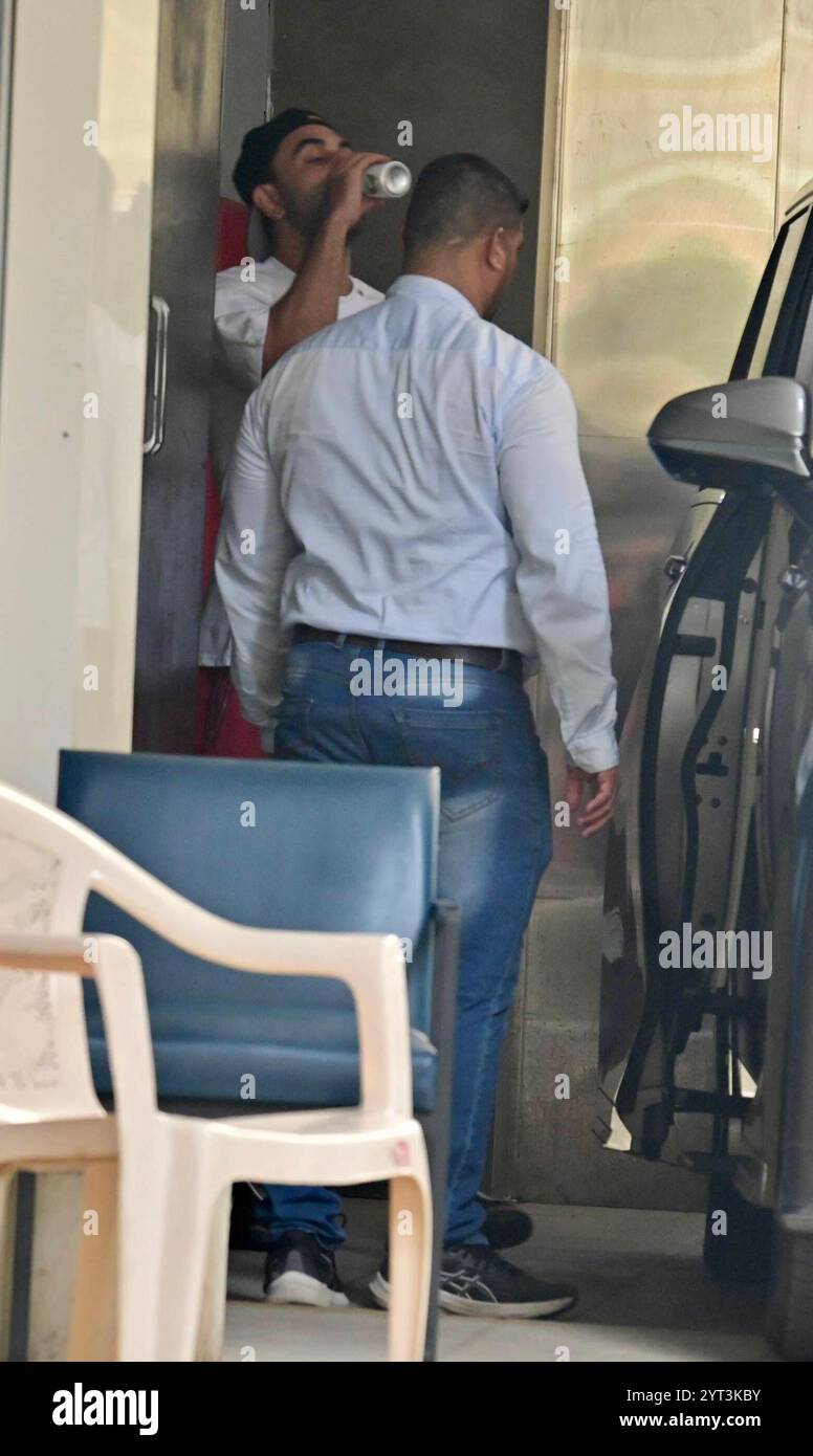 Mumbai, India, 05, DICEMBRE 2024: Ranbir Kapoor è stato visto lasciare la palestra di Bandra, sembrando adatto nel suo abbigliamento da allenamento. Il cuore di Bollywood ha mantenuto un basso profilo, ma ha accolto i fan con un sorriso caldo, mostrando la sua dedizione al fitness e al benessere. Copyright: xx Foto Stock