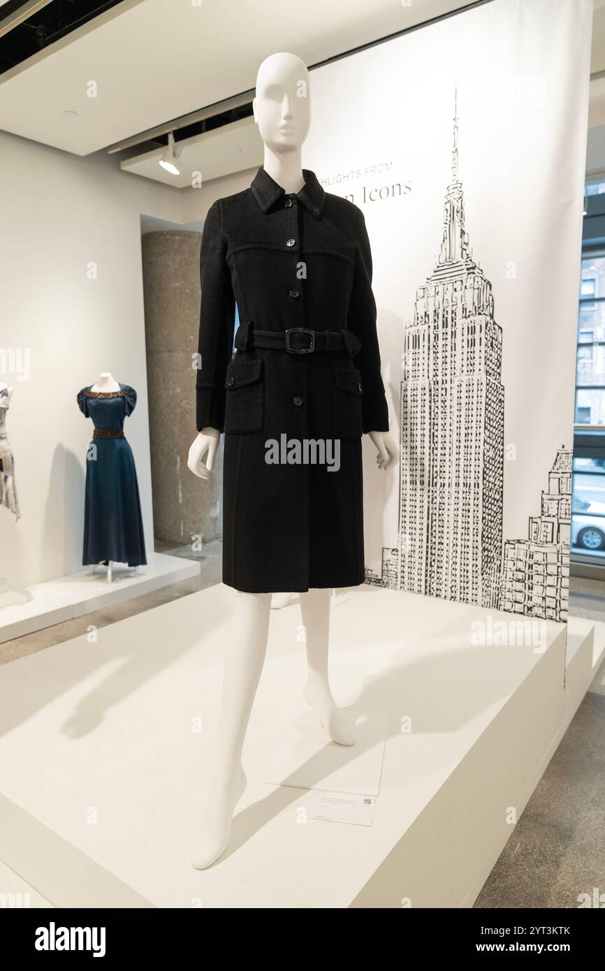 New York, Stati Uniti. 5 dicembre 2024. Carolyn Bessette-Kennedy's Prada Single-Breasted Black Double-Face Wool Coat, 1997 in mostra durante l'anteprima stampa di vendita di lusso di Sotheby a New York il 5 dicembre 2024. (Foto di Lev Radin/Sipa USA) credito: SIPA USA/Alamy Live News Foto Stock