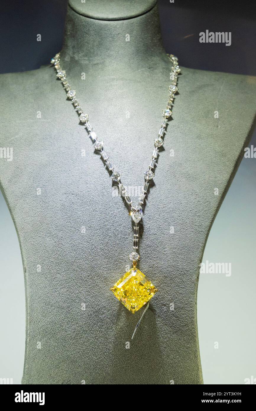 New York, Stati Uniti. 5 dicembre 2024. Collana con ciondolo giallo e diamante, l'asta stima tra i 2,5 e i 3,5 milioni di dollari in mostra durante l'anteprima stampa di vendita di lusso di Sotheby a New York il 5 dicembre 2024. (Foto di Lev Radin/Sipa USA) credito: SIPA USA/Alamy Live News Foto Stock