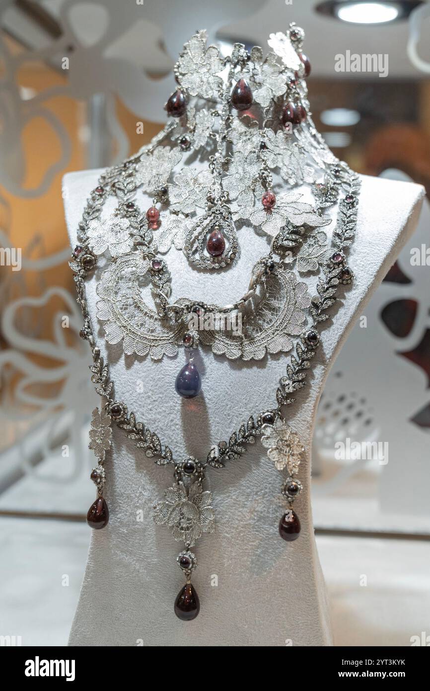 New York, Stati Uniti. 5 dicembre 2024. Christian Dior di John Galliano rare Collezione "Mata Hari", 1997-1998 in mostra durante l'anteprima stampa di vendita di lusso di Sotheby a New York il 5 dicembre 2024. (Foto di Lev Radin/Sipa USA) credito: SIPA USA/Alamy Live News Foto Stock