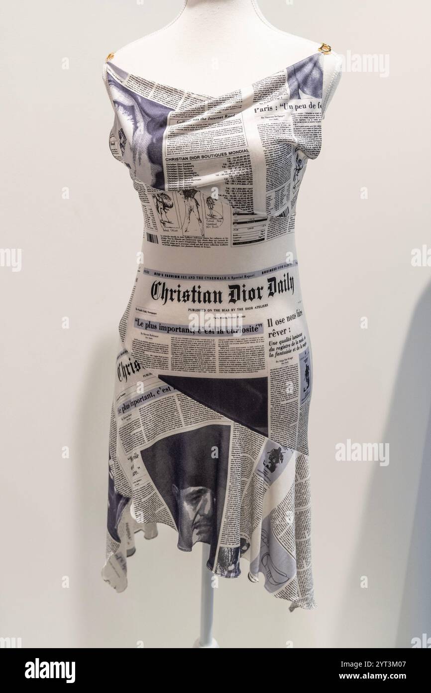 New York, Stati Uniti. 5 dicembre 2024. Christian Dior di John Galliano Newspaper Print Slip Dress 'Fly Girl', 2000 in mostra durante l'anteprima stampa di vendita di lusso di Sotheby a New York il 5 dicembre 2024. (Foto di Lev Radin/Sipa USA) credito: SIPA USA/Alamy Live News Foto Stock